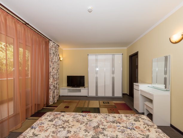 Люкс №3 * 2-х ком. двухкомнатный, база отдыха «Водный мир», Кирилловка. Фото 3