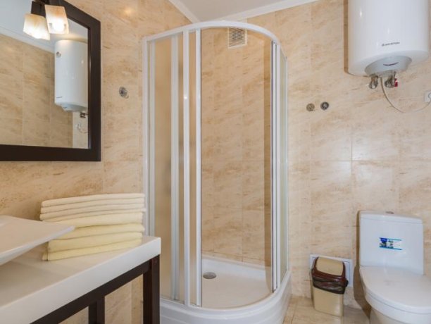 Люкс №4 * 2-х ком. двухкомнатный, база отдыха «Водный мир», Кирилловка. Фото 12