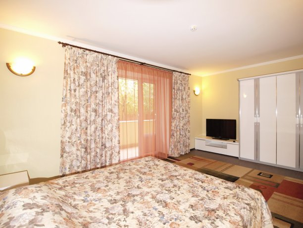 Люкс №4 * 2-х ком. двухкомнатный, база отдыха «Водный мир», Кирилловка. Фото 4