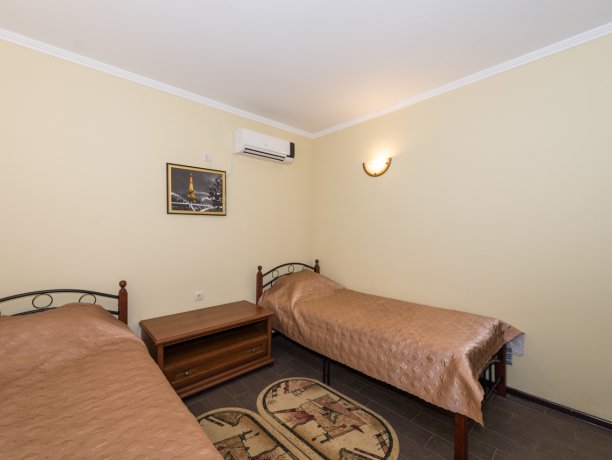 Люкс №11 * 2-х ком. двухкомнатный, база отдыха «Водный мир», Кирилловка. Фото 2