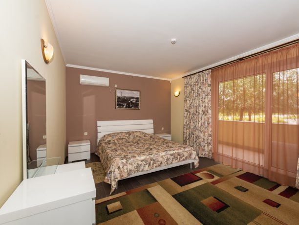 Люкс №11 * 2-х ком. двухкомнатный, база отдыха «Водный мир», Кирилловка. Фото 5