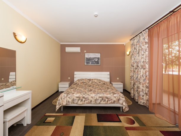 Люкс №11 * 2-х ком. двухкомнатный, база отдыха «Водный мир», Кирилловка. Фото 7