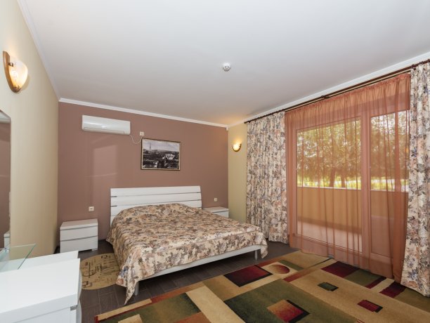 Люкс №11 * 2-х ком. двухкомнатный, база отдыха «Водный мир», Кирилловка. Фото 9