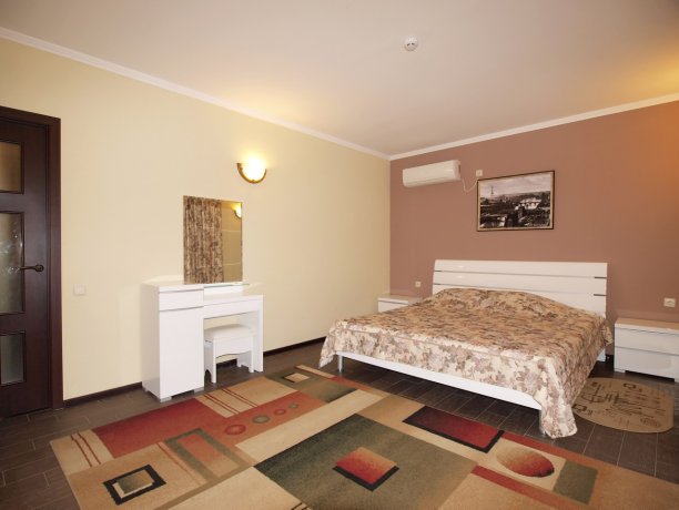 Люкс №13 * 2-х ком. двухкомнатный, база отдыха «Водный мир», Кирилловка. Фото 2