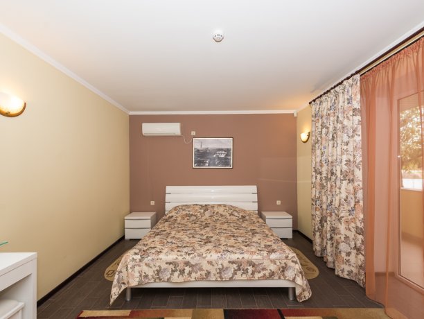 Люкс №14 * 2-х ком. двухкомнатный, база отдыха «Водный мир», Кирилловка. Фото 2