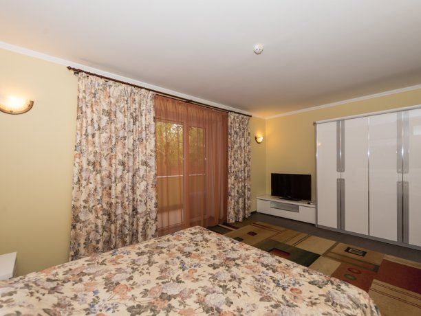 Люкс №14 * 2-х ком. двухкомнатный, база отдыха «Водный мир», Кирилловка. Фото 3