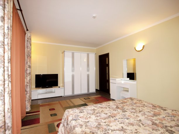 Люкс №189 * 2-х ком. двухкомнатный, база отдыха «Водный мир», Кирилловка. Фото 3