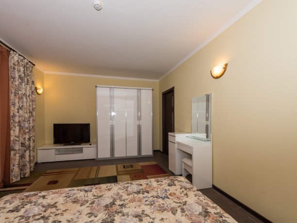 Люкс №190 * 2-х ком. двухкомнатный, база отдыха «Водный мир», Кирилловка. Фото 1