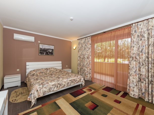 Люкс №197 * 2-х ком. двухкомнатный, база отдыха «Водный мир», Кирилловка. Фото 4