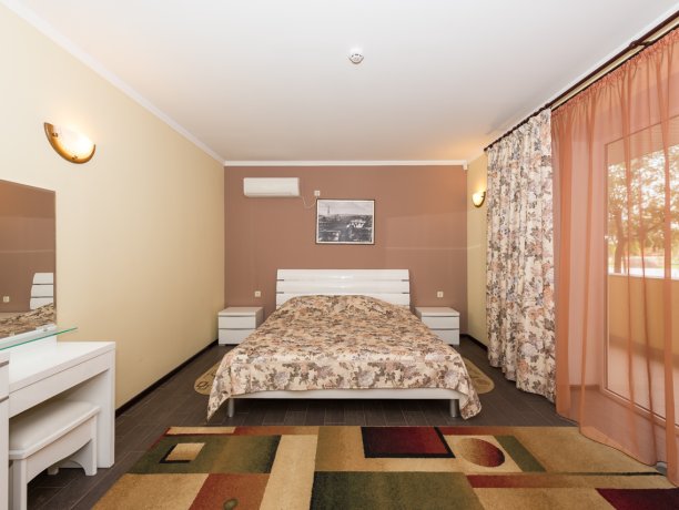 Люкс №198 * 2-х ком. двухкомнатный, база отдыха «Водный мир», Кирилловка. Фото 3