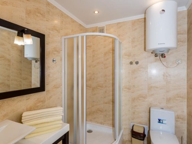 Люкс №200 * 2-х ком. двухкомнатный, база отдыха «Водный мир», Кирилловка. Фото 9