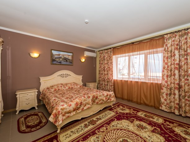 Люкс №91 * 2-х ком. двухкомнатный, база отдыха «Водный мир», Кирилловка. Фото 1