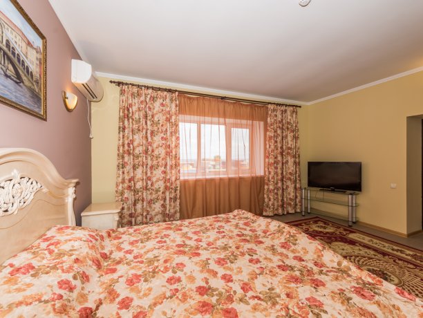 Люкс №101 2-х ком. двухкомнатный, база отдыха «Водный мир», Кирилловка. Фото 2