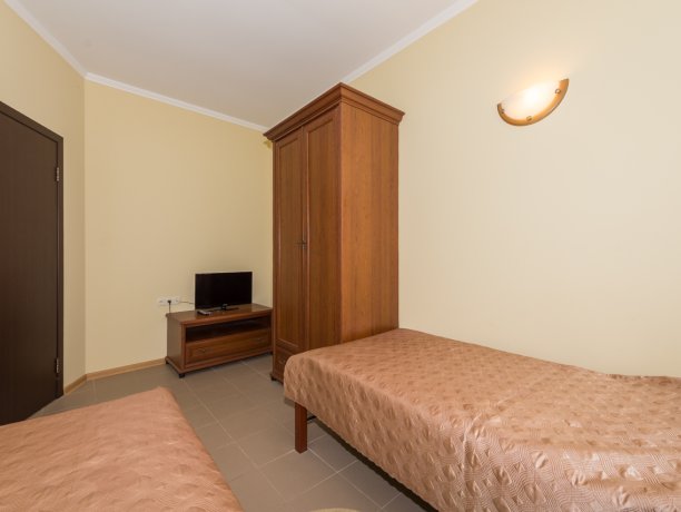 Люкс №101 2-х ком. двухкомнатный, база отдыха «Водный мир», Кирилловка. Фото 5