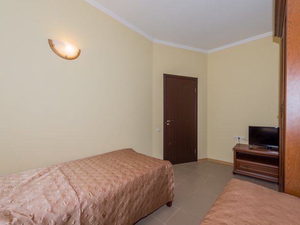 Люкс №101 2-х ком. двухкомнатный, база отдыха «Водный мир», Кирилловка. Фото 6