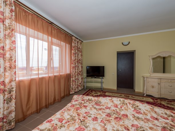 Люкс №101 2-х ком. двухкомнатный, база отдыха «Водный мир», Кирилловка. Фото 4