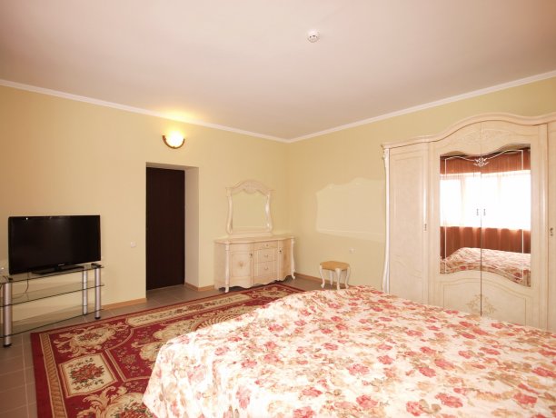 Люкс №101 2-х ком. двухкомнатный, база отдыха «Водный мир», Кирилловка. Фото 8