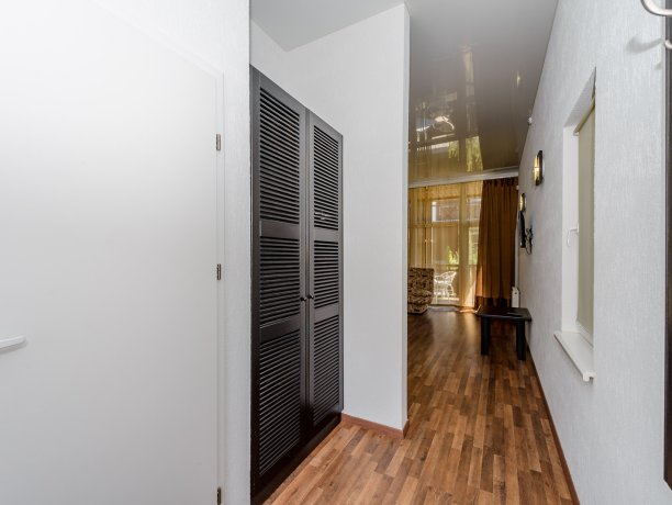 Люкс + №8 однокомнатный, база отдыха «Azov le Chalet», Кирилловка. Фото 1