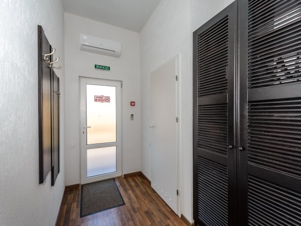 Люкс + №8 однокомнатный, база отдыха «Azov le Chalet», Кирилловка. Фото 2