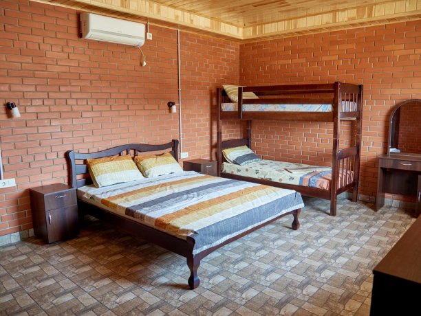 Семейный-люкс вид на море №90 (корп. 2) двухкомнатный, база отдыха «Автомобилист», Кирилловка. Фото 1