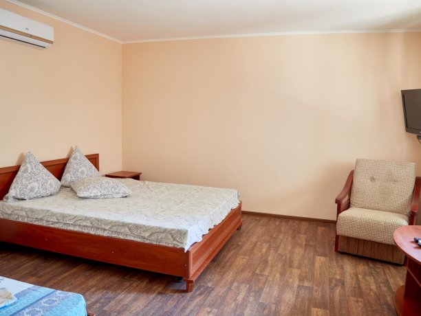 Апартаменты-студио №43 (корп. 3) двухкомнатный, база отдыха «Автомобилист», Кирилловка. Фото 1