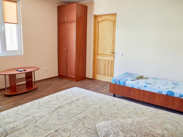 Апартаменты-студио №43 (корп. 3) двухкомнатный, база отдыха «Автомобилист», Кирилловка. Фото 3