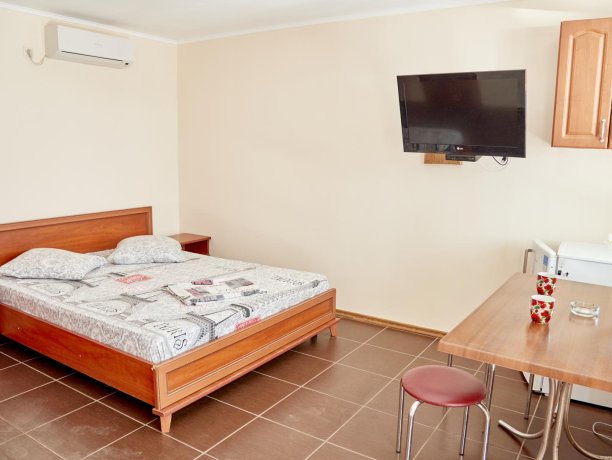 Люкс-студио терраса №42 (корп. 3) однокомнатный, база отдыха «Автомобилист», Кирилловка. Фото 1