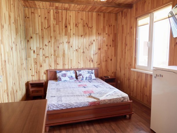 Бунгало № 27 однокомнатный, база отдыха «Автомобилист», Кирилловка. Фото 1