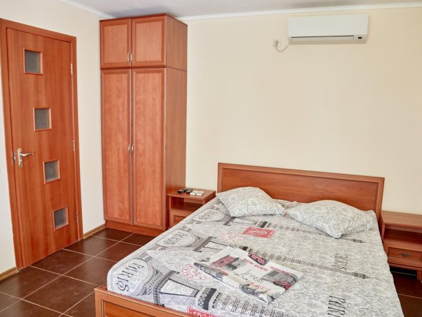 Апартаменты-студио №63 (корп. 4) двухкомнатный, база отдыха «Автомобилист», Кирилловка. Фото 1