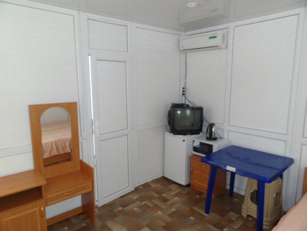 Люкс Сендвич Белый однокомнатный, база отдыха «Азов Коралл», Кирилловка. Фото 1