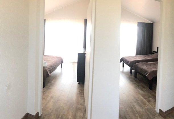 Семейный-люкс №47 двухкомнатный, база отдыха «Azov le Chalet», Кирилловка. Фото 3