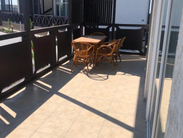 Семейный-люкс №44 двухкомнатный, база отдыха «Azov le Chalet», Кирилловка. Фото 1