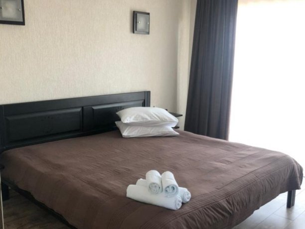 Семейный-люкс №45 двухкомнатный, база отдыха «Azov le Chalet», Кирилловка. Фото 3