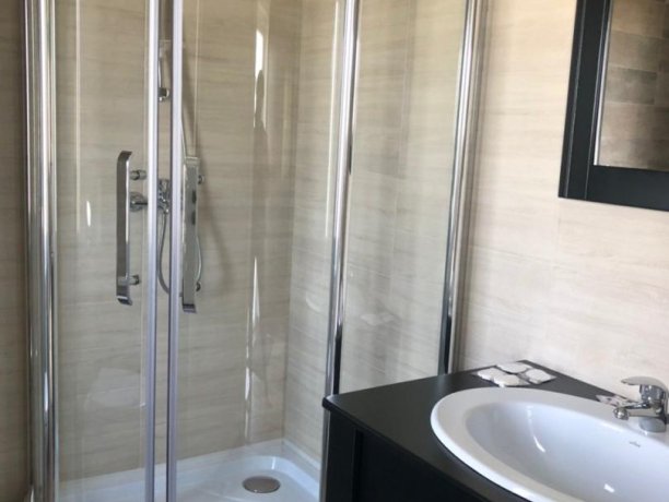 Семейный-люкс №45 двухкомнатный, база отдыха «Azov le Chalet», Кирилловка. Фото 2