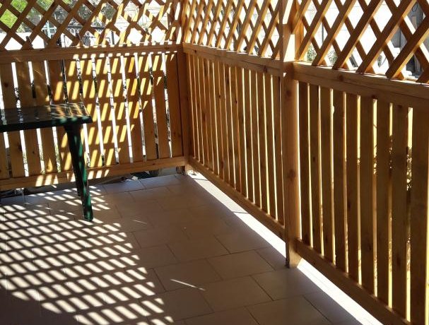 Люкс Люкс 3х местный с деревянной верандой однокомнатный, база отдыха «Азов Коралл», Кирилловка. Фото 5