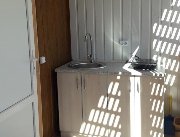 Люкс Люкс 2х местный с деревянной верандой, 2 однокомнатный, база отдыха «Азов Коралл», Кирилловка. Фото 4