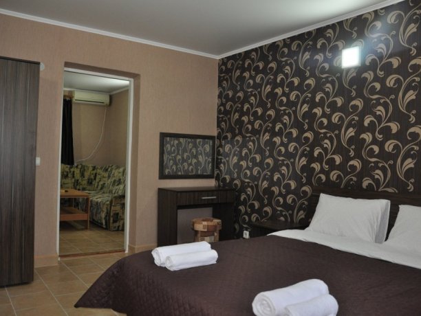 Апартаменты №9 двухкомнатный, база отдыха «Елена», Кирилловка. Фото 1