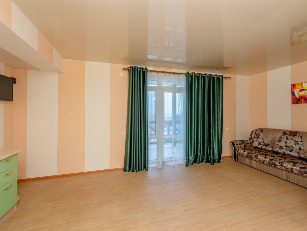 Коттедж Family №9 двухкомнатный, база отдыха «ADMIRAL», Кирилловка. Фото 2