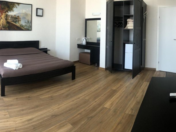 Люкс №52 однокомнатный, база отдыха «Azov le Chalet», Кирилловка. Фото 1