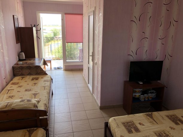 Полулюкс №9 (4 м.) однокомнатный, база отдыха «Гостиный двор», Кирилловка. Фото 1