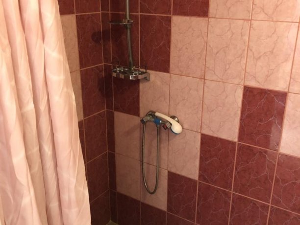 Полулюкс №9 (4 м.) однокомнатный, база отдыха «Гостиный двор», Кирилловка. Фото 5