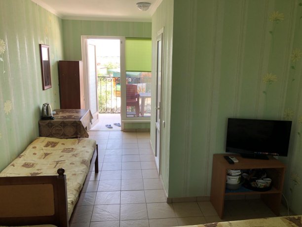 Полулюкс №10 (4 м.) однокомнатный, база отдыха «Гостиный двор», Кирилловка. Фото 1