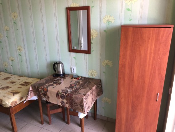 Полулюкс №10 (4 м.) однокомнатный, база отдыха «Гостиный двор», Кирилловка. Фото 4