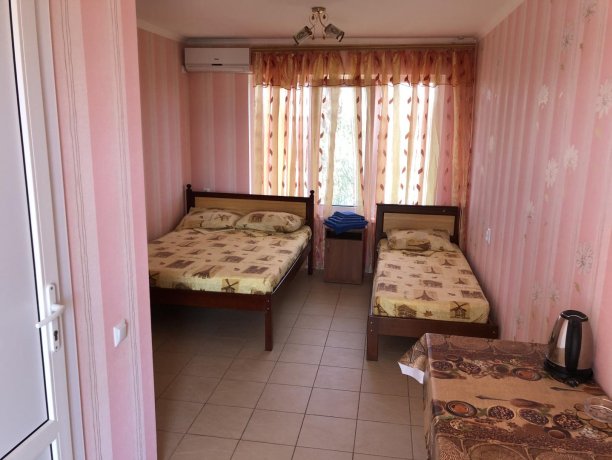 Полулюкс №12 (3 м.) однокомнатный, база отдыха «Гостиный двор», Кирилловка. Фото 2