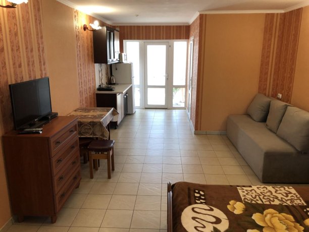 Семейный-люкс №14 однокомнатный, база отдыха «Гостиный двор», Кирилловка. Фото 4