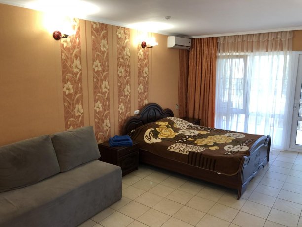 Семейный-люкс №14 однокомнатный, база отдыха «Гостиный двор», Кирилловка. Фото 1