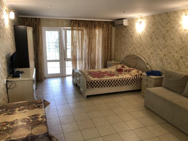 Семейный-люкс №15 однокомнатный, база отдыха «Гостиный двор», Кирилловка. Фото 1