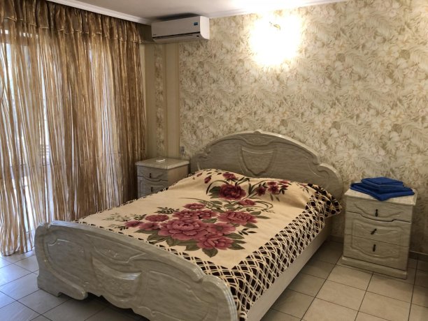 Семейный-люкс №15 однокомнатный, база отдыха «Гостиный двор», Кирилловка. Фото 2