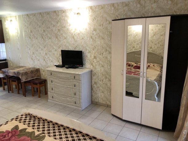 Семейный-люкс №15 однокомнатный, база отдыха «Гостиный двор», Кирилловка. Фото 3