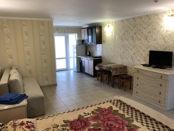 Семейный-люкс №15 однокомнатный, база отдыха «Гостиный двор», Кирилловка. Фото 4